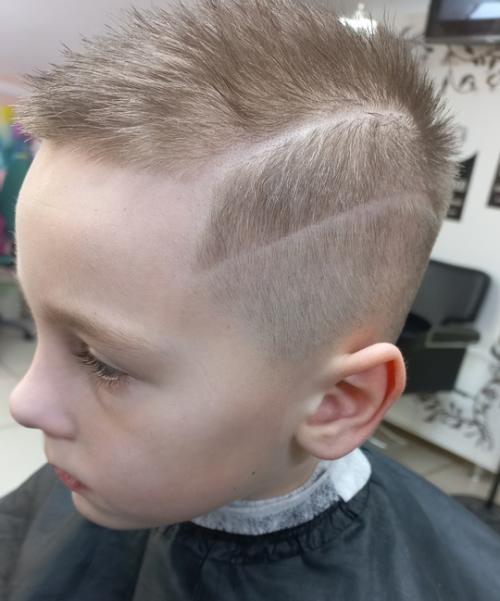 Мода на мужские стрижки в сезоне 2025 года меняется так же стремительно, как и на женские. 04