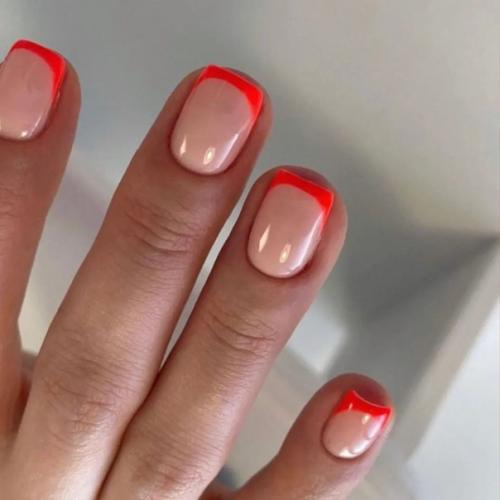 Не все поддались модному веянию и нарастили длинные ноготки. 05