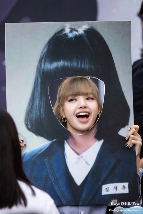 - в прошлом году, когда джису общалась с поклонниками на ch кто-то упомянул, что её причёска на фото из школьного альбома похожа на кимбап;. 02
