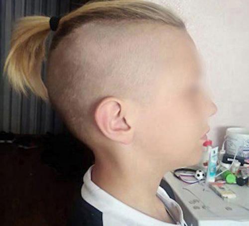 В Иркутске произошёл шокирующий инцидент: 12-летнего мальчика не пустили на уроки из-за его причёски. 02