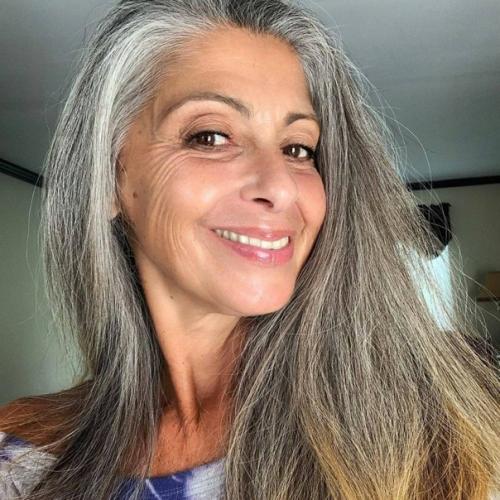 Блогер Джоанна (59 лет) пропагандирует естественное старение и отказ от окрашивания волос, а также вдохновляет своих ровесниц принять свой возраст. 06