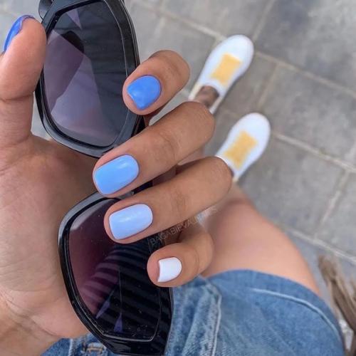 Не все поддались модному веянию и нарастили длинные ноготки. 04