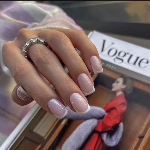 Не все поддались модному веянию и нарастили длинные ноготки. 07