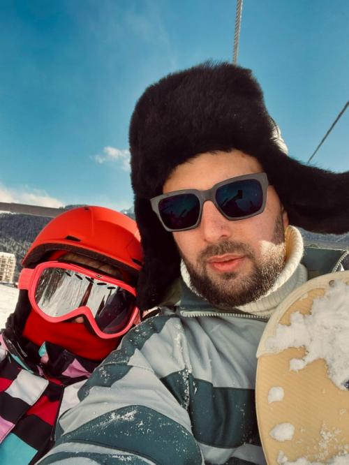 Всем здрасьте. Меня зовут Максим, я человек с большой мечтой, спустя год я снова тут, продолжаю всем говорить что мне 25. 02