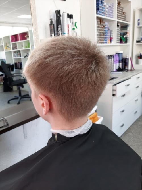 Молодые парни могут позволить себе практически любой белый тон на волосах. 01