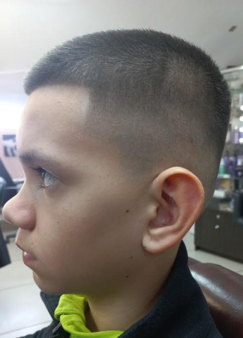 Мода на мужские стрижки в сезоне 2025 года меняется так же стремительно, как и на женские. 06