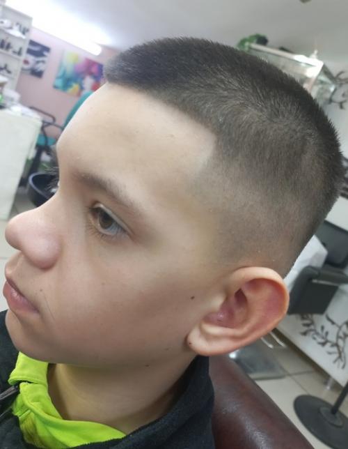 Мода на мужские стрижки в сезоне 2025 года меняется так же стремительно, как и на женские. 05