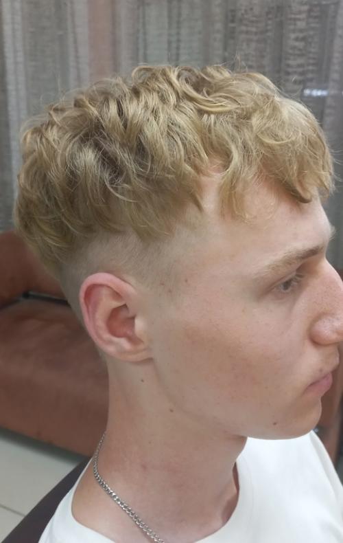 Мода на мужские стрижки в сезоне 2025 года меняется так же стремительно, как и на женские. 08