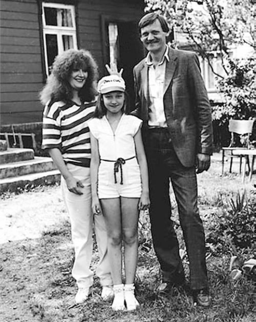 На первом фото Кристина Орбакайте в том же возрасте, что и её дочь Клавдия. 01