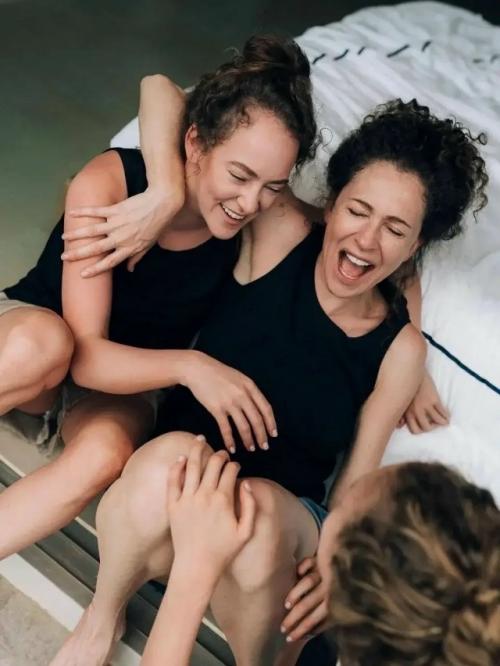 Аглая Тарасова разместила в соцсетях снимки с мамой Ксенией Раппопорт и сестрой Софией, которая является дочерью Юрия колокольникова. 

