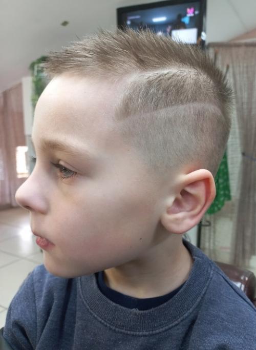 Мода на мужские стрижки в сезоне 2025 года меняется так же стремительно, как и на женские. 09