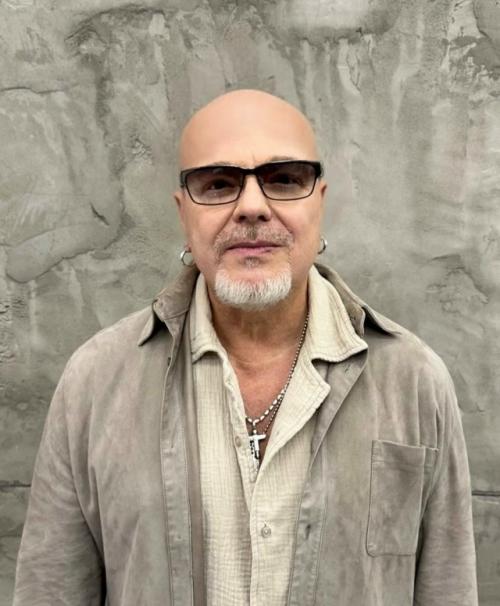 Владимир Пресняков снова удивил своих фанатов, разместив фото с обновлённой причёской.  