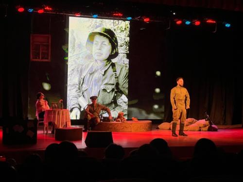 На сцене районного дома культуры состоялся показ спектакля урок памяти. 04