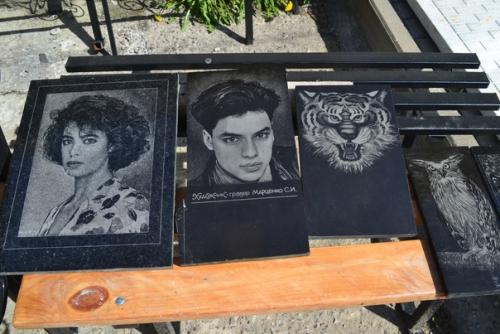 Небольшая выставка моих гравёрных работ на граните. 01