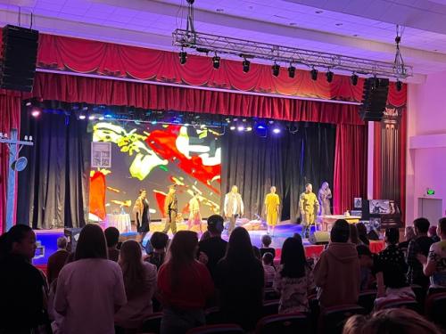 На сцене районного дома культуры состоялся показ спектакля урок памяти. 07