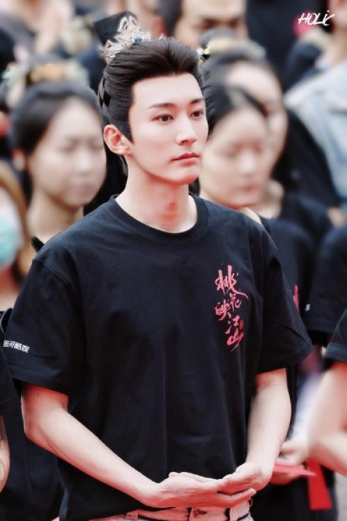 Прекрасный Лю сюэи на церемонии открытия съёмок новой дорамы. 08