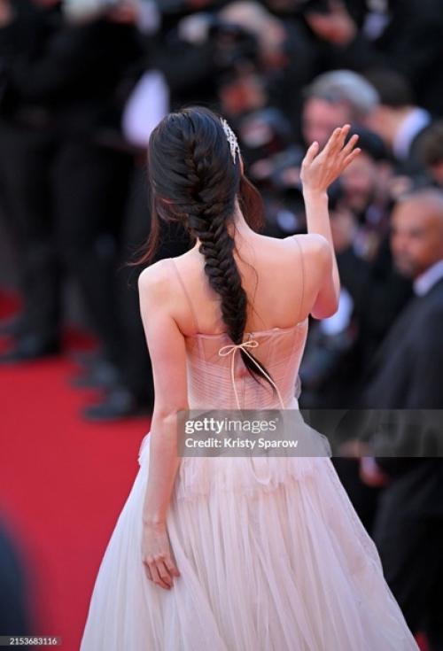 200524: хан сохи, посетившая каннский фестиваль, получает хорошие отзывы. 02 200524: хан сохи, посетившая каннский фестиваль, получает хорошие отзывы. 02