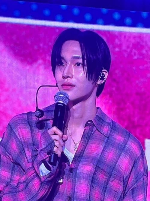 050524: фотографии вонбина с новой стрижкой и черными волосами с саундчека. 03 050524: фотографии вонбина с новой стрижкой и черными волосами с саундчека. 03