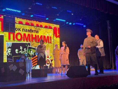 На сцене районного дома культуры состоялся показ спектакля урок памяти. 03