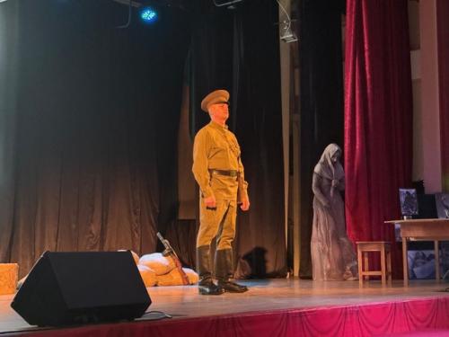 На сцене районного дома культуры состоялся показ спектакля урок памяти. 02