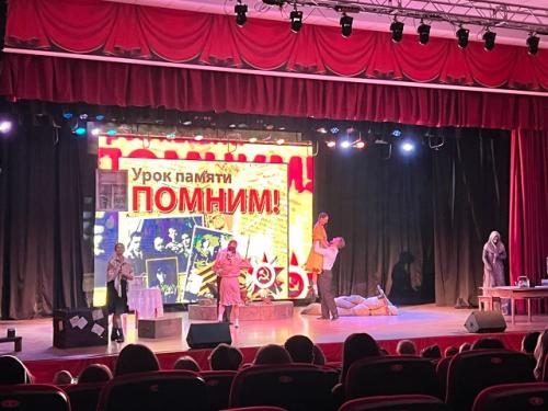 На сцене районного дома культуры состоялся показ спектакля урок памяти. 06