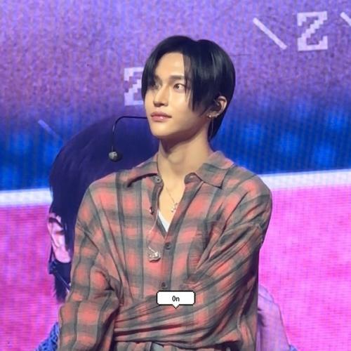 050524: фотографии вонбина с новой стрижкой и черными волосами с саундчека. 05 050524: фотографии вонбина с новой стрижкой и черными волосами с саундчека. 05