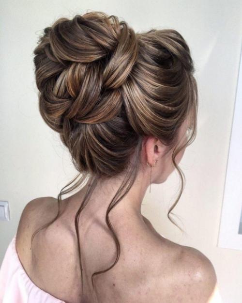 Высокий пучок. Данную укладку парикмахеры часто царской прической называют. 04