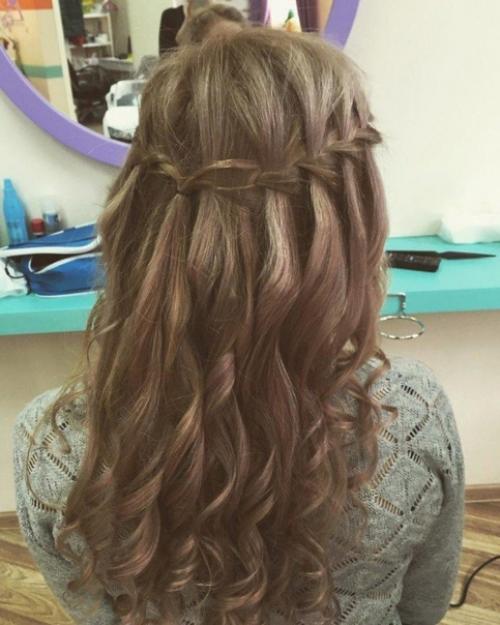 Французский водопад. Чтобы выгодно подчеркнуть среднюю длину волос вам стоит заплести косу французский водопад. 04