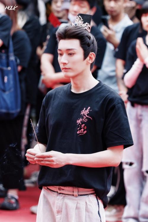 Прекрасный Лю сюэи на церемонии открытия съёмок новой дорамы. 01