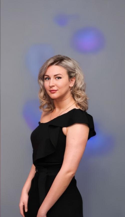 Струящиеся по плечам локоны - это всегда красиво и никогда не выходит из моды, которая меняется на прически из года в год. 01