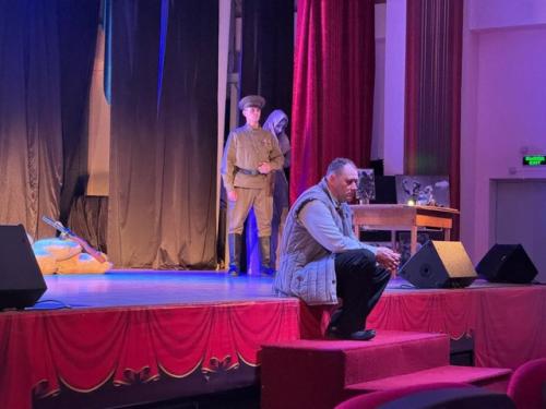 На сцене районного дома культуры состоялся показ спектакля урок памяти. 01