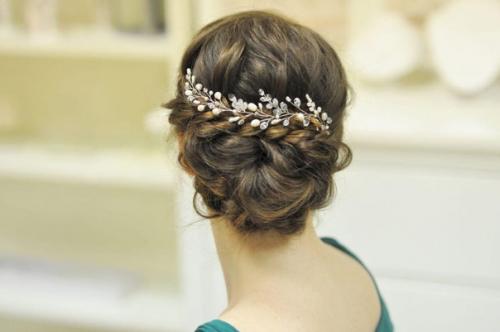 Жемчуг. В этом году будет особенно модным декором для волос - украшения с жемчугом. 03