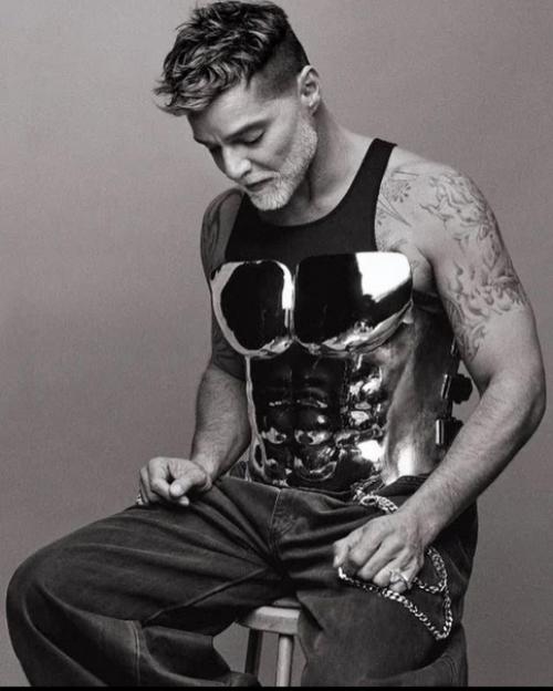 Мы в восторге от новой фотосессии Рики Мартина для Scho n! 02