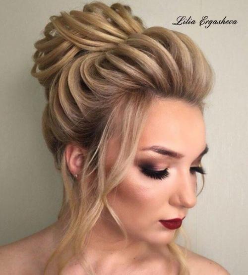 Высокий пучок. Данную укладку парикмахеры часто царской прической называют. 03