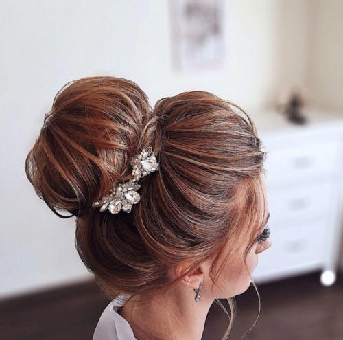 Высокий пучок. Данную укладку парикмахеры часто царской прической называют. 01