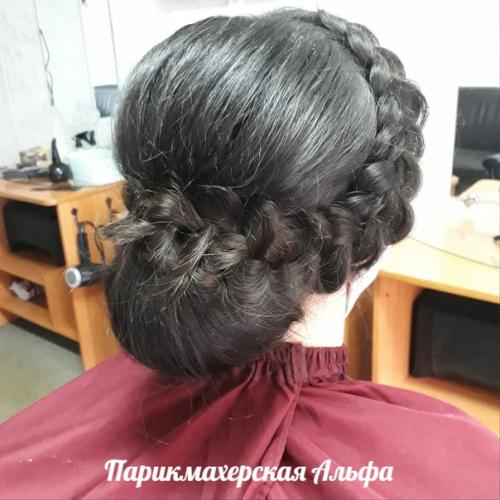 Выбор вечерней причёски не может быть случайным, так как она должна гармонировать с одеждой, соответствовать ей по стилю и определяться событием. 02