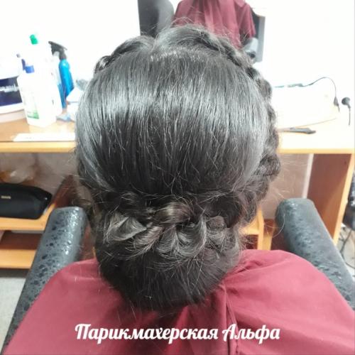 Выбор вечерней причёски не может быть случайным, так как она должна гармонировать с одеждой, соответствовать ей по стилю и определяться событием. 01