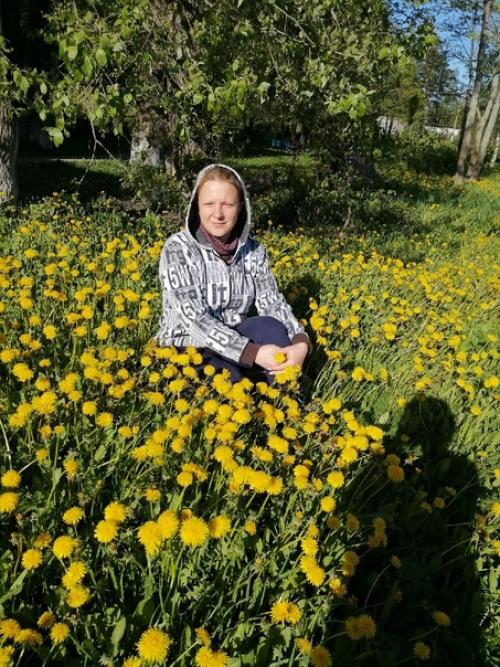 Гоша, смотри какая полянка, сфоткай меня в одуванах, пожалуйста! 01