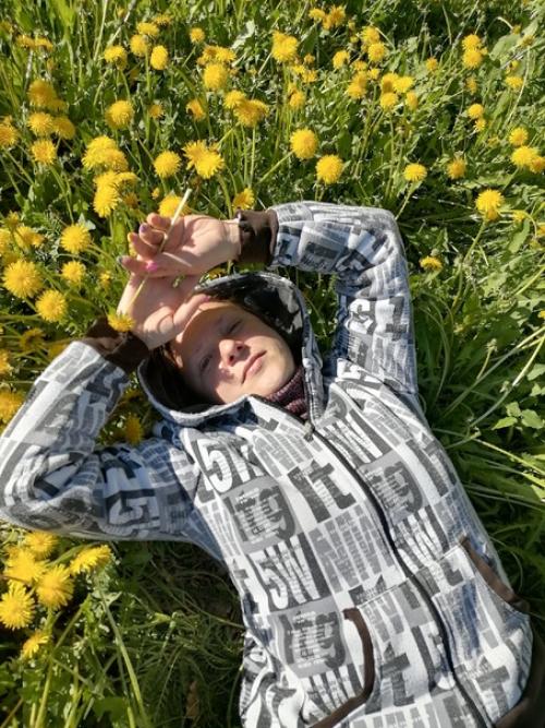 Гоша, смотри какая полянка, сфоткай меня в одуванах, пожалуйста! 02