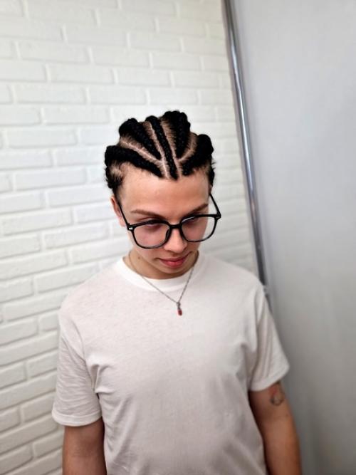 В последние годы прическа из косичек стала популярной среди мужчин, становясь носимой в повседневной жизни. 01