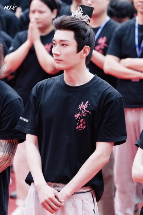 Прекрасный Лю сюэи на церемонии открытия съёмок новой дорамы. 07