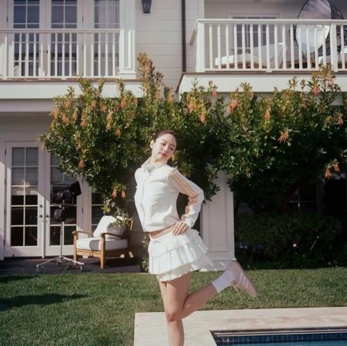 160624: это самый лучший наряд Adidas, который я видела на Дженни. 01