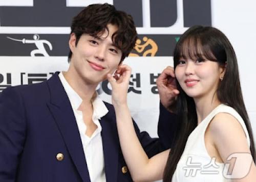 К - нетизены сходят с ума из-за внешности пак богома и Ким сохен на пресс-конференции Good Boy. 06