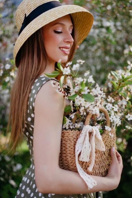 Добрый день, я модель, во вторник (28) планируется съемка с пионами на природе, нужен мейк и желательно причёска. 01