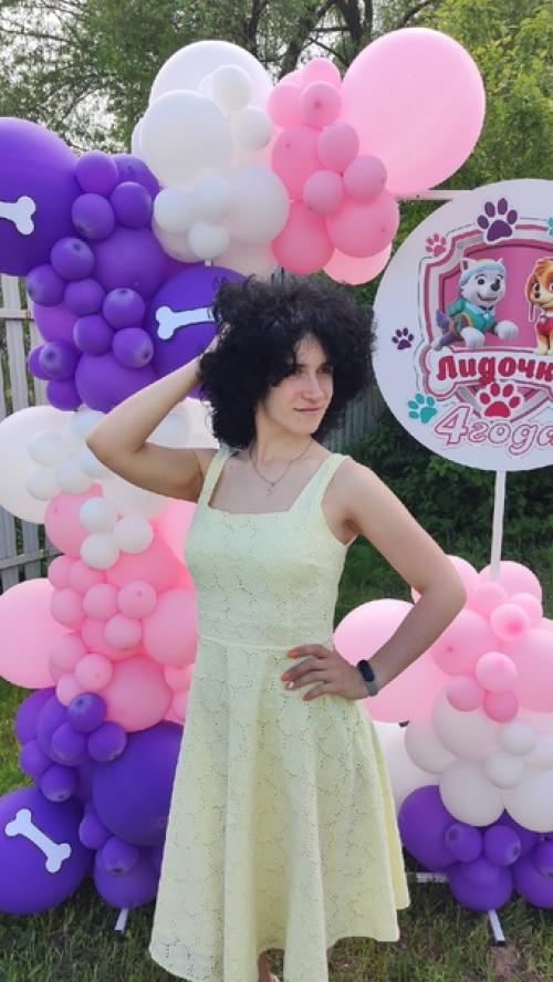 Конечно у всех нормальных мам, кто готовит для дочки праздник, на главном фото это дочь в красивом платье и с причёской. 04