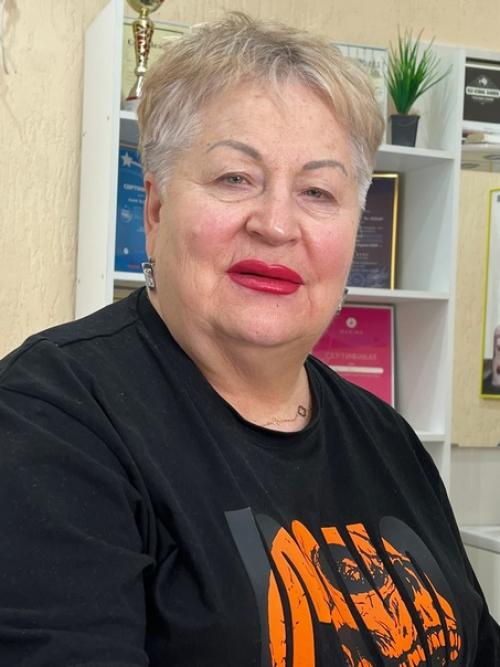 А еще хочу представить вам самую обаятельную даму средних лет. 02