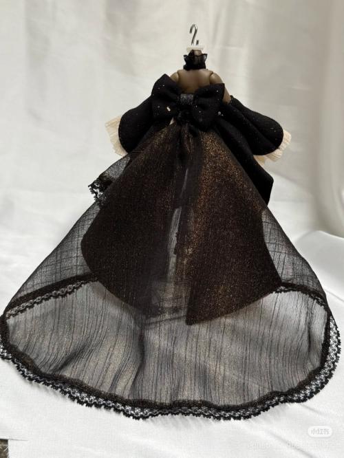 Опубликованы фотографии секретного выпуска рена в обновленном наряде из серии Тур по Тайному Царству. 02