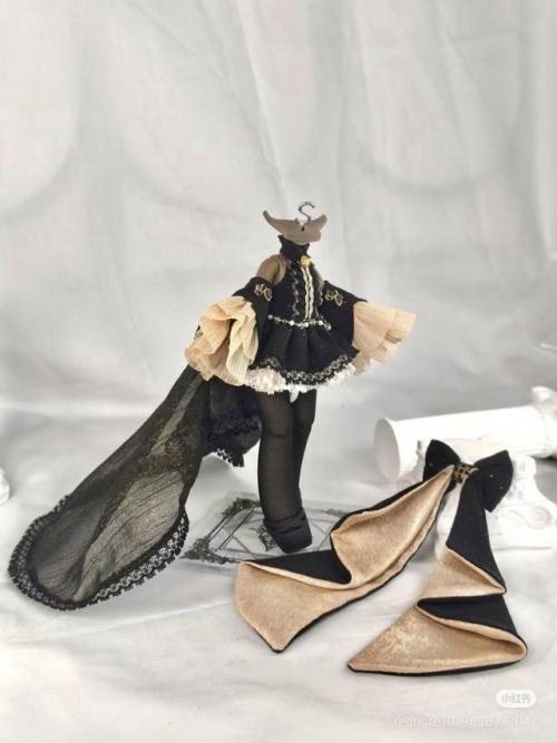 Опубликованы фотографии секретного выпуска рена в обновленном наряде из серии Тур по Тайному Царству. 04