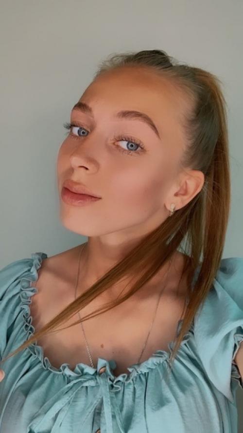 Добрый день, я модель, во вторник (28) планируется съемка с пионами на природе, нужен мейк и желательно причёска. 03