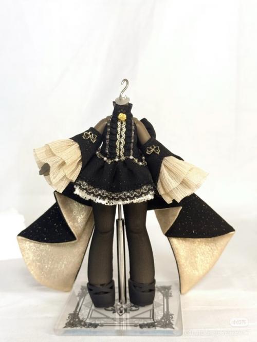 Опубликованы фотографии секретного выпуска рена в обновленном наряде из серии Тур по Тайному Царству. 03